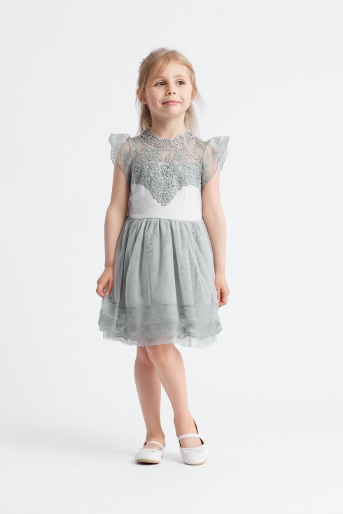 Nina barnklänning, festklänning barn, elegant barnklänning, grå klänning med spets, barnklänning för bröllop, barnklänning för baler, barnmode, högkvalitativ barnkläder, barnkläder online, festkläder för barn