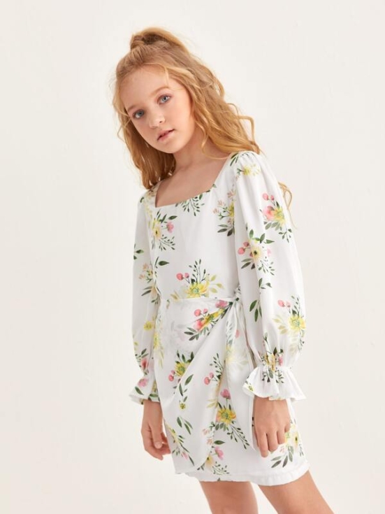 Matilda flickklänning, barnklänning i vitt, blommig flickklänning, eleganta barnklänningar, klänning med rynkning, barnmode, komfortabla barnklänningar, festklänningar för barn, daglig barnklädsel