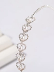 Upptäck det perfekta tillbehöret för speciella tillfällen – vårt eleganta silverfärgade hårband med hjärtformade kristaller för flickor. Framhäv din unika stil med detta iögonfallande tillbehör.