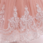 Paloma ljusrosa tyllklänning, festklänning för flickor, eleganta barnkläder, klänning för bröllop och dop, moderna flickkläder, barnmode Sverige, tyllklänning med spets, barnkläder online, festkläder för barn