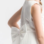 barnklänning vit, Fabienne flickklänning, elegant festklänning barn, broderad barnklänning, ärmlos flickklänning, asymmetrisk tyllklänning, klänningar till ceremonier, flickors mode, prinsessklänningar, dopklänning