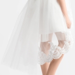 barnklänning vit, Fabienne flickklänning, elegant festklänning barn, broderad barnklänning, ärmlos flickklänning, asymmetrisk tyllklänning, klänningar till ceremonier, flickors mode, prinsessklänningar, dopklänning