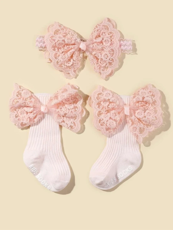 rosa strumpor spädbarn, hårband spädbarn, tryckfritt hårband, spädbarnsaccessoarer, eleganta bebiskläder, rosa rosetter, present till nyfödd, stilfull bebisgarderob