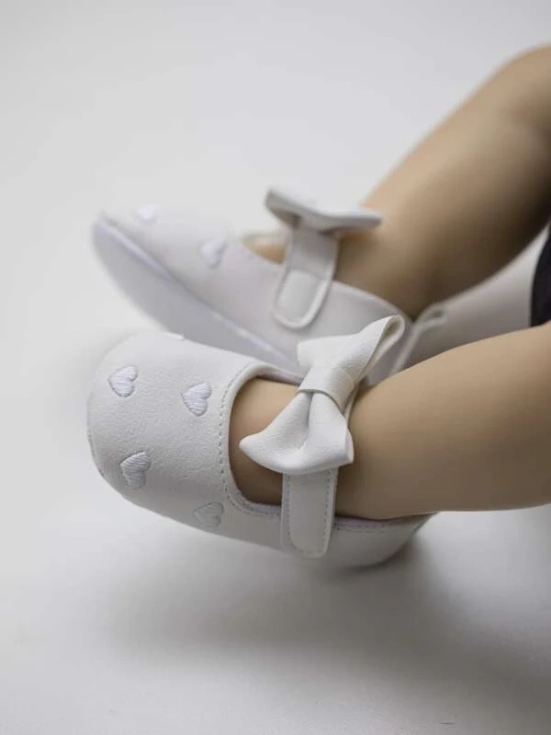 spädbarnsskor, vita skor, broderade hjärtan, babykomfort, säkerhet för barn, eleganta barnskor, högkvalitativa barnskor, första stegen skor