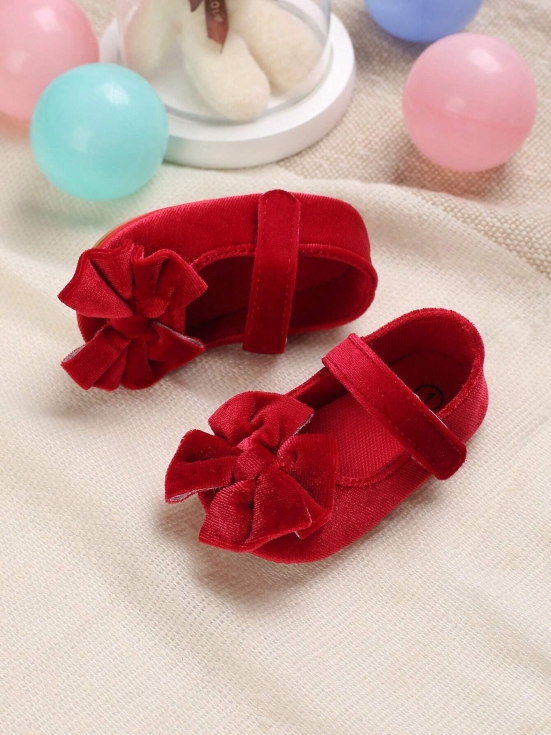 babyskor, röda skor, skor med rosetter, barnsäkerhet, högkvalitativa barnskor, första stegen skor, eleganta barnskor, bekväma barnskor