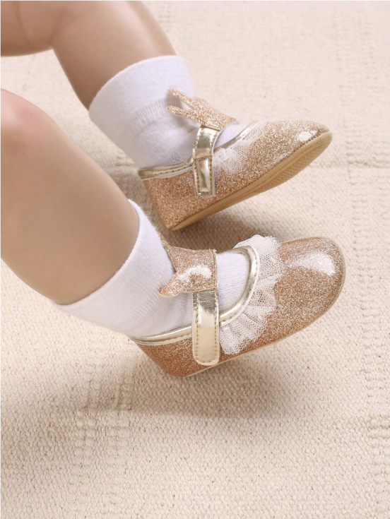 spädbarnsskor, guld babyskor, eleganta spädbarnsskor, skor för första steg, säkra barnskor, högkvalitativa babyskor, skor med kronor, unika barnskor, komfortabla barnskor, babygarderob
