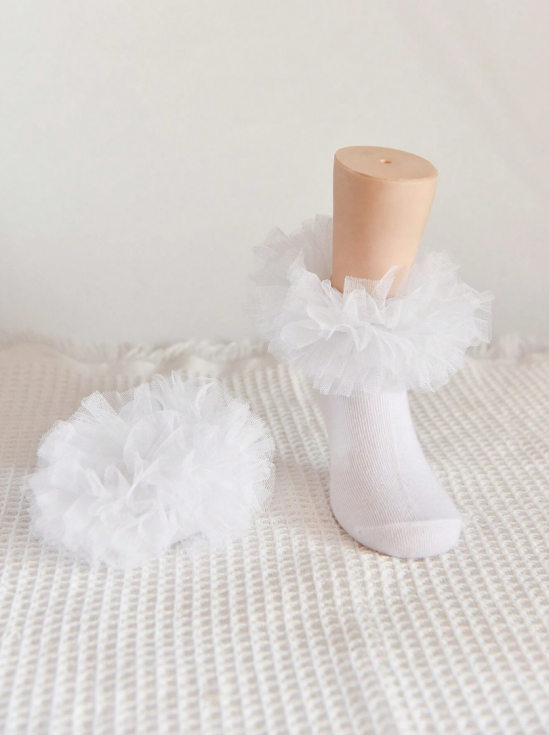barnstrumpor, vita strumpor, tyllstrumpor, eleganta barnstrumpor, strumpor med tyll, komfortabla barnstrumpor, barnkläder, mode för barn, sagostil, presentidéer för barn