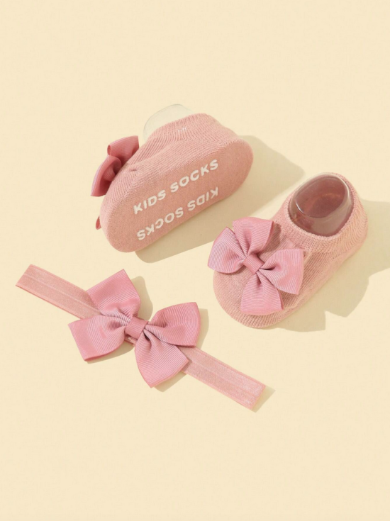 babyset, halkfria strumpor, mjukt hårband, babykläder, nyfödd present, barnsäkerhet, komfort, elegans, barnmode, rosa babykläder, kvalitetsbomull, eleganta babytillbehör