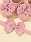 babyset, halkfria strumpor, mjukt hårband, babykläder, nyfödd present, barnsäkerhet, komfort, elegans, barnmode, rosa babykläder, kvalitetsbomull, eleganta babytillbehör