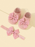 babyset, halkfria strumpor, mjukt hårband, babykläder, nyfödd present, barnsäkerhet, komfort, elegans, barnmode, rosa babykläder, kvalitetsbomull, eleganta babytillbehör