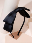 svart satin hårband, hårband med rosett, eleganta hårband, håraccessoarer för flickor, barnaccessoarer, stilfulla hårband, kvalitetshårband, hårband för speciella tillfällen, chica barnkläder, praktiska hårband