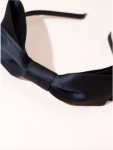 svart satin hårband, hårband med rosett, eleganta hårband, håraccessoarer för flickor, barnaccessoarer, stilfulla hårband, kvalitetshårband, hårband för speciella tillfällen, chica barnkläder, praktiska hårband