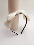 vit satin hårband, hårband med rosett, flickhårband, elegant håraccessoar, barnbröllopsaccessoarer, dop hårband, födelsedags hårband, festliga hårband, barnmode, lyxiga barnaccessoarer