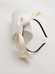 vit satin hårband, hårband med rosett, flickhårband, elegant håraccessoar, barnbröllopsaccessoarer, dop hårband, födelsedags hårband, festliga hårband, barnmode, lyxiga barnaccessoarer