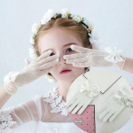 ceremoniella handskar, barn ceremoni handskar, nät handskar elegans, första ceremonin tillbehör, flickor vita handskar, eleganta barn handskar, pärlapplikation handskar, satinrosett handskar