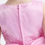 Fabienne barnklänning, rosa festklänning barn, broderad barnklänning, barnklänning för ceremonier, prinsessklänning barn, barnmode, eleganta barnkläder, barnklänning för bröllop, barnkläder för dop