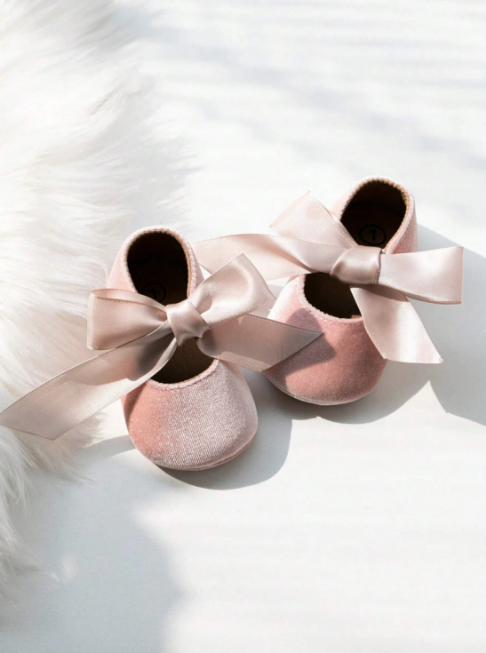 sammetsbabyskor, eleganta babyskor, babyskor med rosett, dopskor, festskor för bebis, mjuka babyskor, barnskor för högtider
