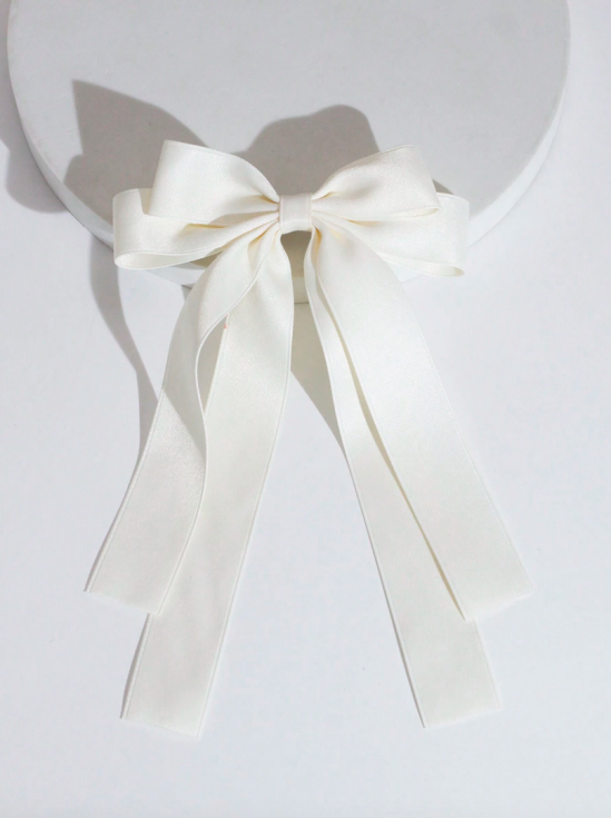 satinrosett, elegant håraccessoar, krämfärgad rosett, hårklämma, bröllopsaccessoar, familjehögtider, tidlös stil