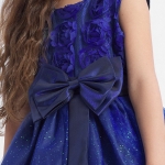 Barnklänning, Marinblå klänning för flickor, Floria klänning, Elegant barnmode, Glittrande festklänning, Klänning för speciella tillfällen, Barnkläder online, Magisk barnklänning, Klänning med 3D-blommor, Stjärnhimmel inspirerad klänning