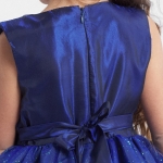 Barnklänning, Marinblå klänning för flickor, Floria klänning, Elegant barnmode, Glittrande festklänning, Klänning för speciella tillfällen, Barnkläder online, Magisk barnklänning, Klänning med 3D-blommor, Stjärnhimmel inspirerad klänning