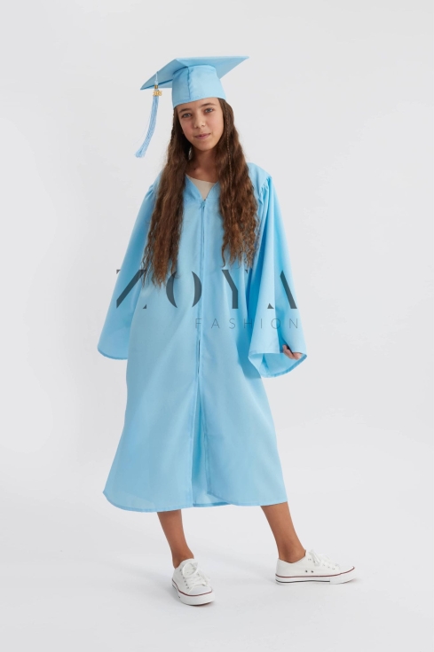 ljusblå examensrock, examensmössa barn, examenskläder pojke, skolavslutning kläder, akademisk klädsel, högtidskläder barn, ceremoni outfit, utbildningsavslutning