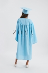 ljusblå examensrock, examensmössa barn, examenskläder pojke, skolavslutning kläder, akademisk klädsel, högtidskläder barn, ceremoni outfit, utbildningsavslutning