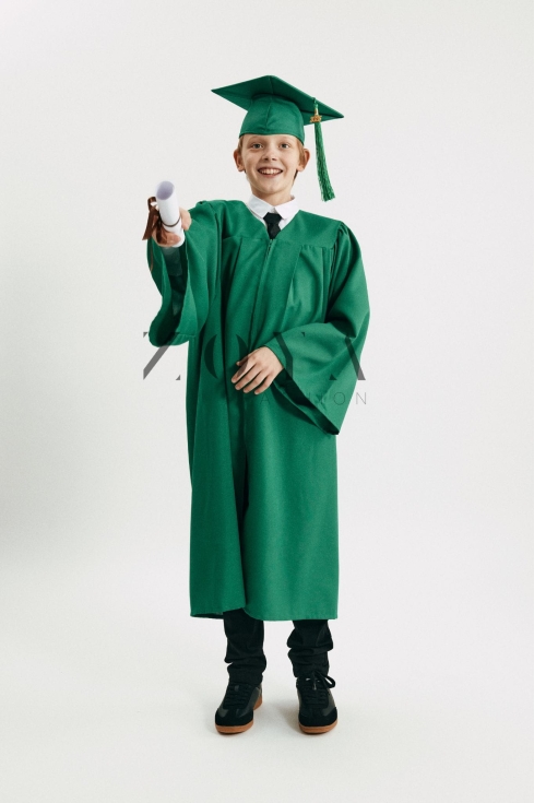 examensrock barn, grön examensrock, examensmössa barn, skolavslutning kläder, högtidskläder barn, utbildningsavslutning, examenskläder pojke, examenskläder flicka
