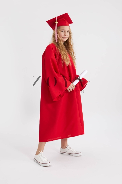 röd examensrock, examensmössa röd, examenskläder barn, skolavslutning kläder, akademisk klädsel, examenskläder vuxen, examensrock ceremoni, högtidskläder