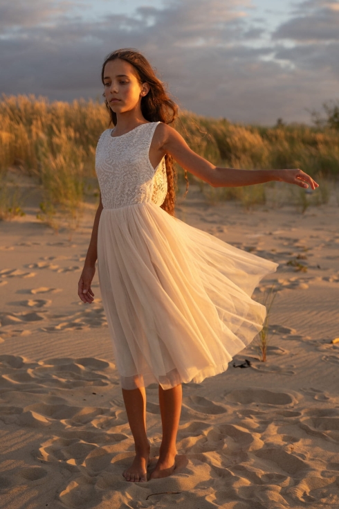 Tyllklänning för flickor, beige barnklänning, elegant barnklänning, spets och tyllklänning, klänningar för speciella tillfällen, barnklänningar för bröllop, festklänningar för barn, högkvalitativa barnklänningar, barnmode, flickkläder för ceremonier