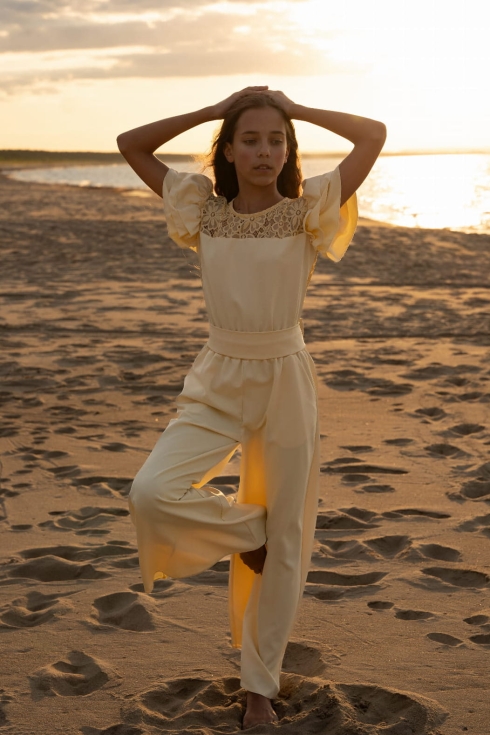 Jumpsuit Beatrice i gult för flickor – elegans och komfort