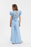 Närbild på spets och volangärmar i himmelblå jumpsuit Beatrice