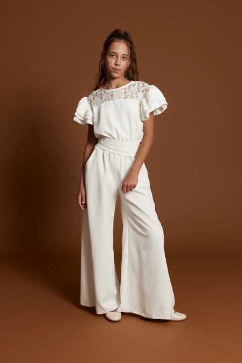 byxdress för flickor, elegant flickdräkt, krämvitt barnmode, festkläder för barn, högtidskläder för flickor, modern design för barn, flickmode Sverige, EU-produktion