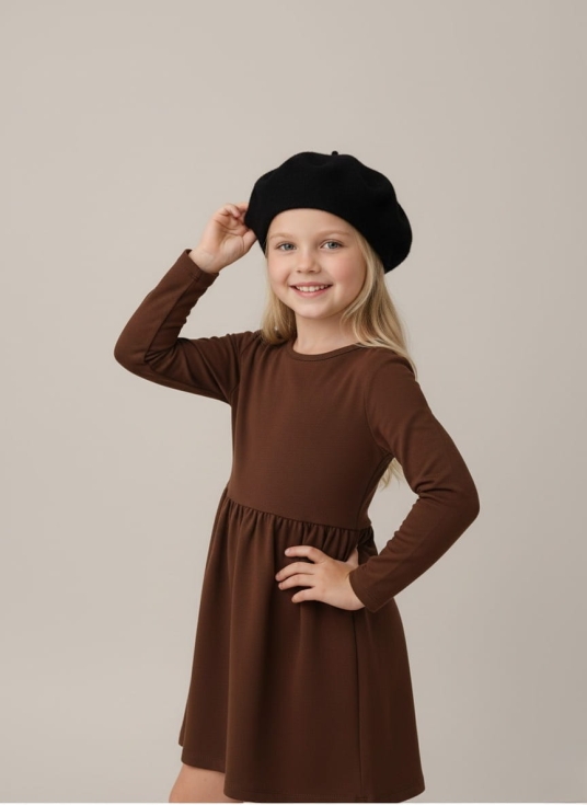 Flicka i svart basker Lilla Parisiskan på väg till skolan