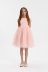 Flicka i ljusrosa spetsklänning Evelina med tyllkjol framifrån
