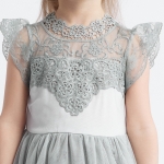 Nina barnklänning, festklänning barn, elegant barnklänning, grå klänning med spets, barnklänning för bröllop, barnklänning för baler, barnmode, högkvalitativ barnkläder, barnkläder online, festkläder för barn