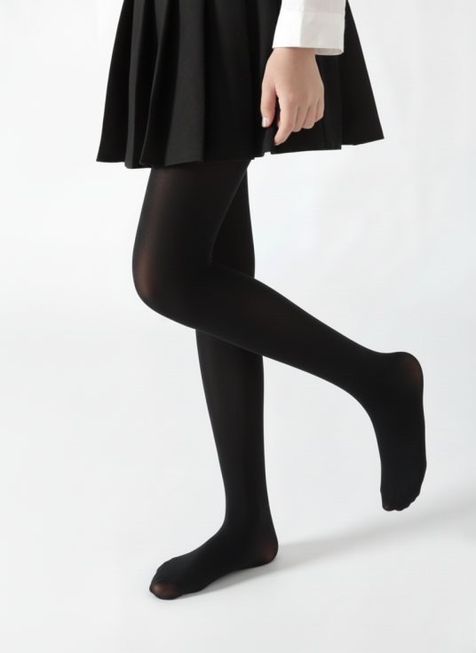 Svarta flickstrumpbyxor 40 DEN på flicka i svart kjol