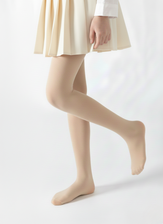 Beige 40 DEN feststrumpbyxor för flicka i cremefärgad klänning