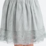 Nina barnklänning, festklänning barn, elegant barnklänning, grå klänning med spets, barnklänning för bröllop, barnklänning för baler, barnmode, högkvalitativ barnkläder, barnkläder online, festkläder för barn