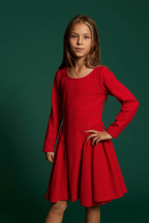 Flicka i röd långärmad festklänning Ofelia framifrån