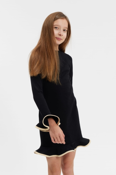 Flicka i svart festklänning Liza med guldfärgade volanger framtill