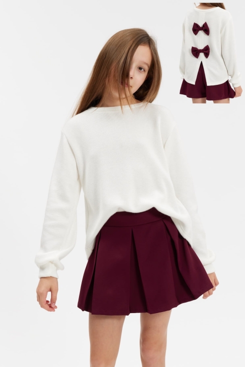 Flicka i ekrä tröja och burgundy plisserad skorts ur festsetet Lia Burgundy