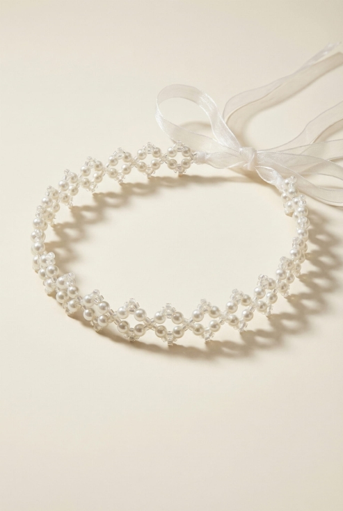 hårkrans flicka, håraccessoarer barn, vit hårkrans bröllop, hårkrans pärlor barn, festfrisyr barn, hårband dop, brudnäbb accessoarer