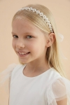 hårkrans flicka, håraccessoarer barn, vit hårkrans bröllop, hårkrans pärlor barn, festfrisyr barn, hårband dop, brudnäbb accessoarer