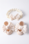 beige spetsstrumpor, tryckfritt hårband, dopkläder bebis, festfin bebis, halkfria strumpor, hårband rosett, babyshower present, accessoarer barn
