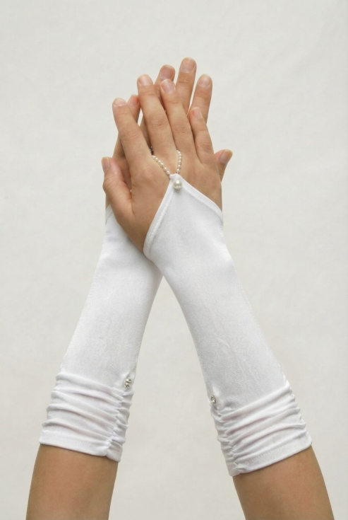 vita handskar barn, långa handskar för flickor, handskar konfirmation, festliga handskar, pärldetaljer handskar, eleganta handskar EU, högtidshandskar