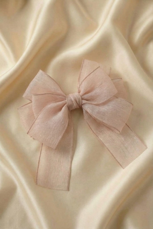 hårspänne rosett flicka, rosa hårspänne barn, festligt hårspänne, elegant håraccessoar, dop hårspänne, bröllop hårspänne barn, flickor hårspänne, pastellrosa rosett, barnvänligt hårspänne