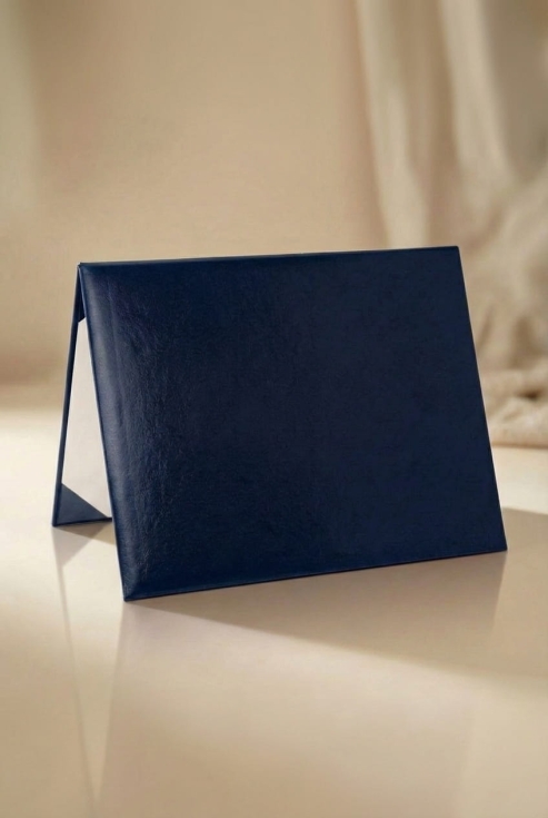 diplomfolder, marinblå folder, certifikatmapp, examensmapp, A4 dokument, dokumentomslag, skolutdelning, vit insida, diplomförvaring, elegant mapp