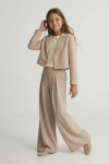 festlig flickkostym emi i beige för speciella tillfällen, flickkostym ZOYA Fashion, kostym för konfirmation, festlig kostym för flicka, svenska barnkläder, ZOYA Fashion Sverige