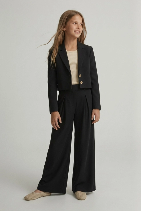 festlig flickkostym emi i svart färg, flickkostym ZOYA Fashion, kostym för konfirmation, festlig kostym för flicka, svenska barnkläder, ZOYA Fashion Sverige