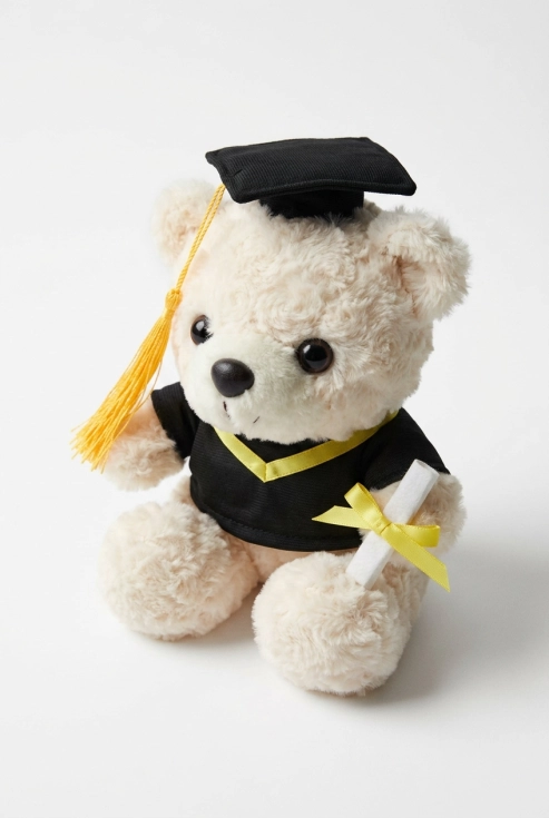 examensnalle i ljus beige, studentnalle med hatt, examenspresent barn, minnesgåva skolavslutning, nalle med diplom, ZOYA Fashion